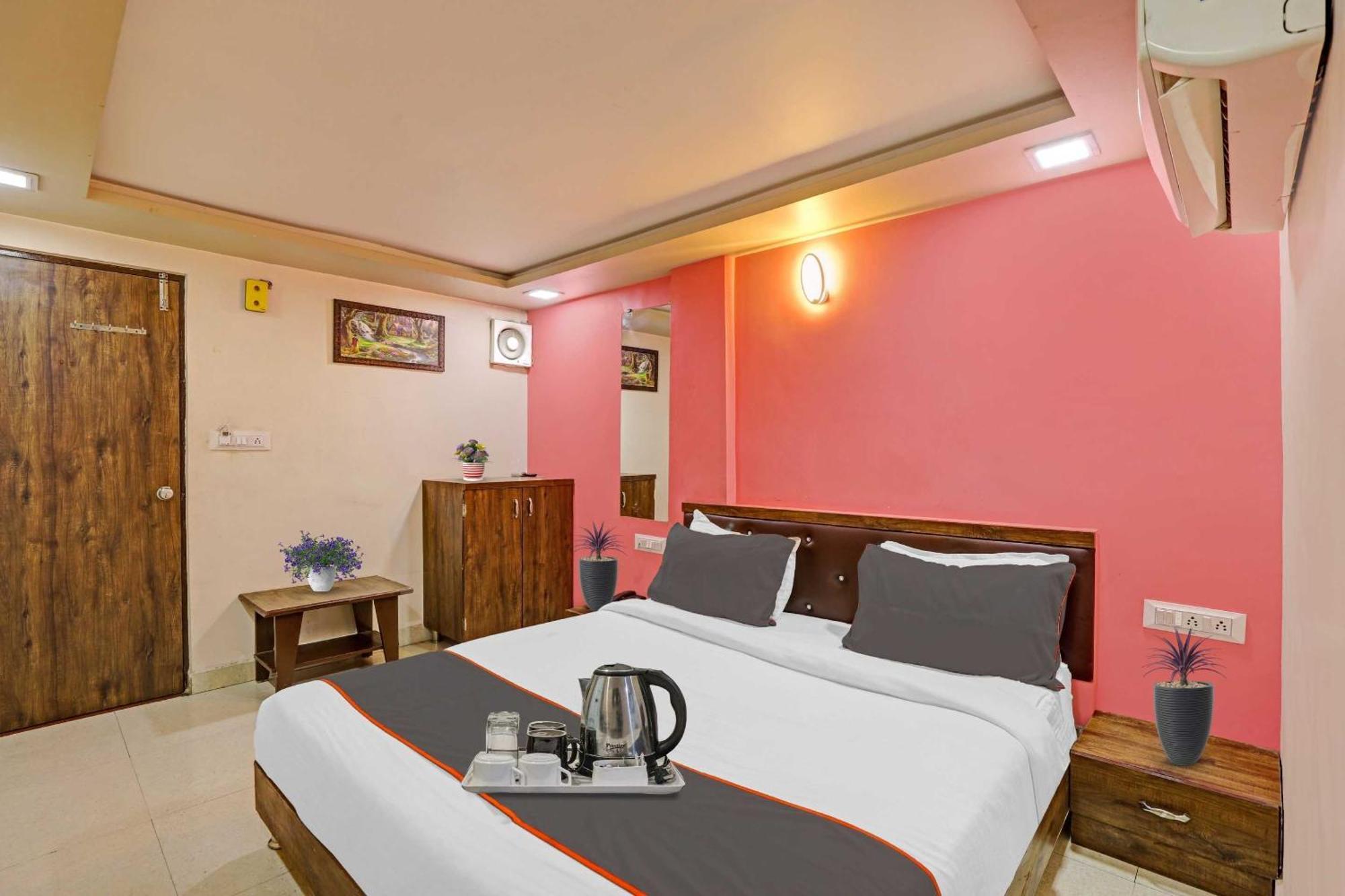 אחמדאבאד Hotel O Royal מראה חיצוני תמונה