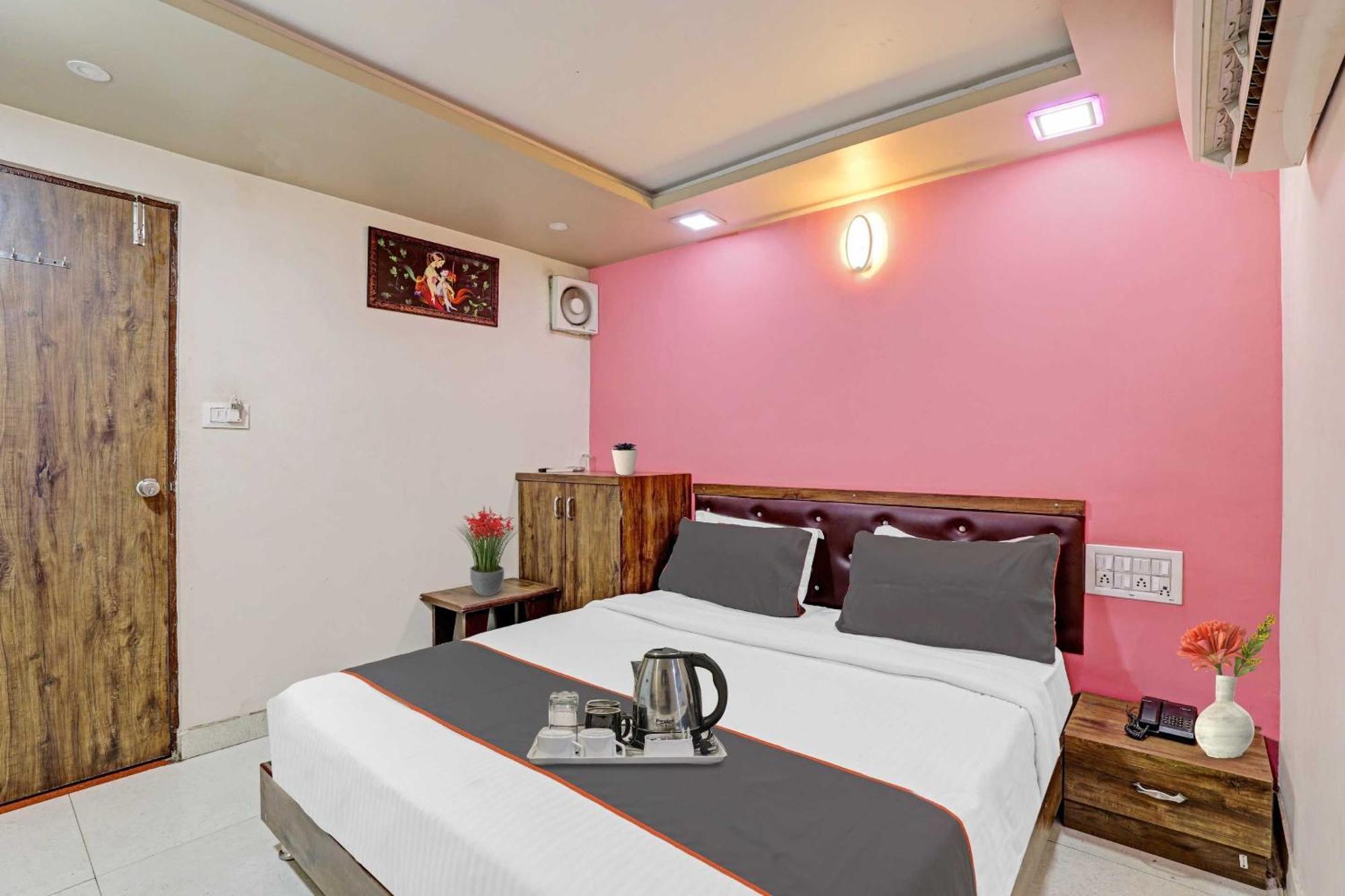 אחמדאבאד Hotel O Royal מראה חיצוני תמונה