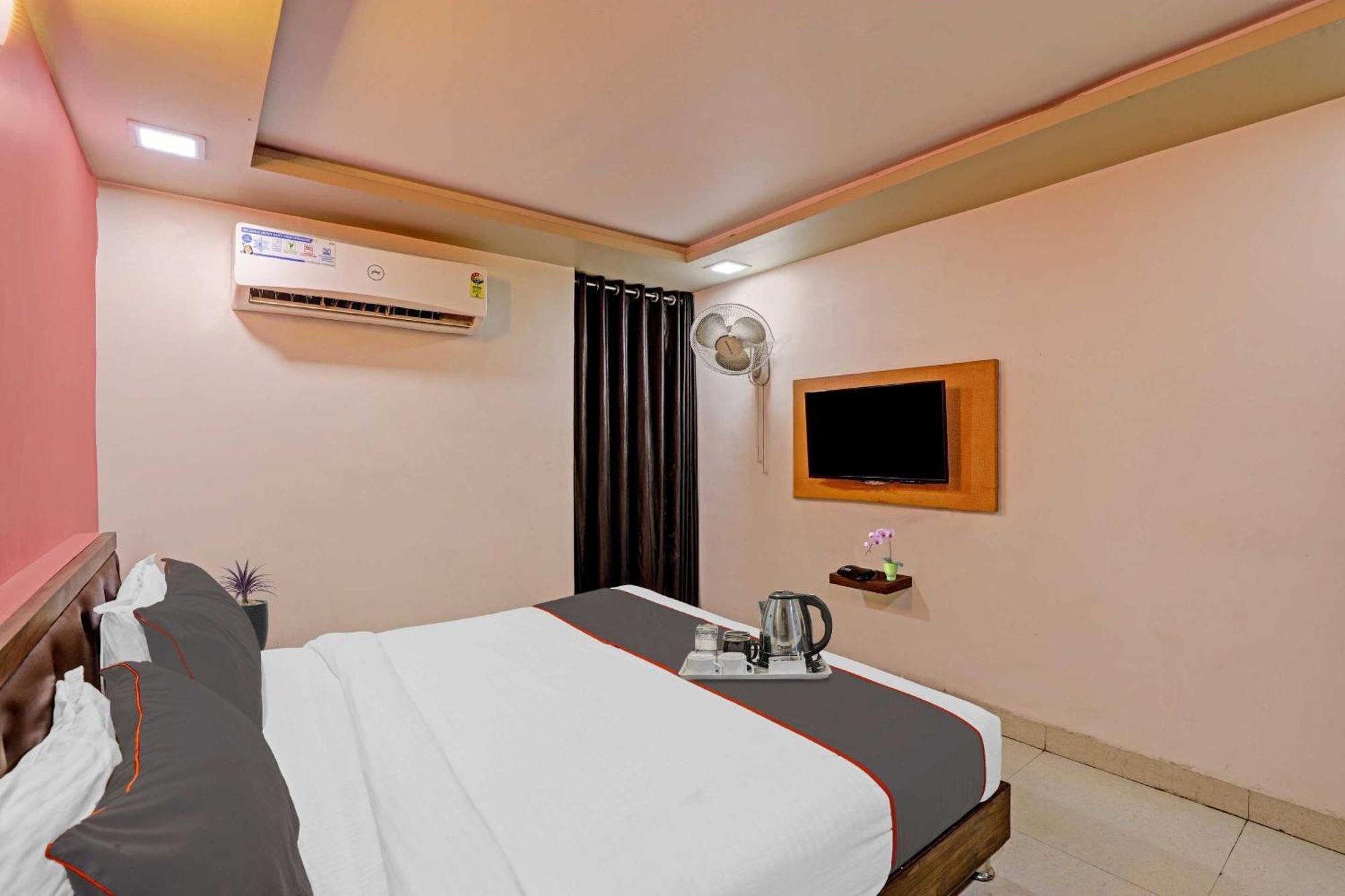 אחמדאבאד Hotel O Royal מראה חיצוני תמונה