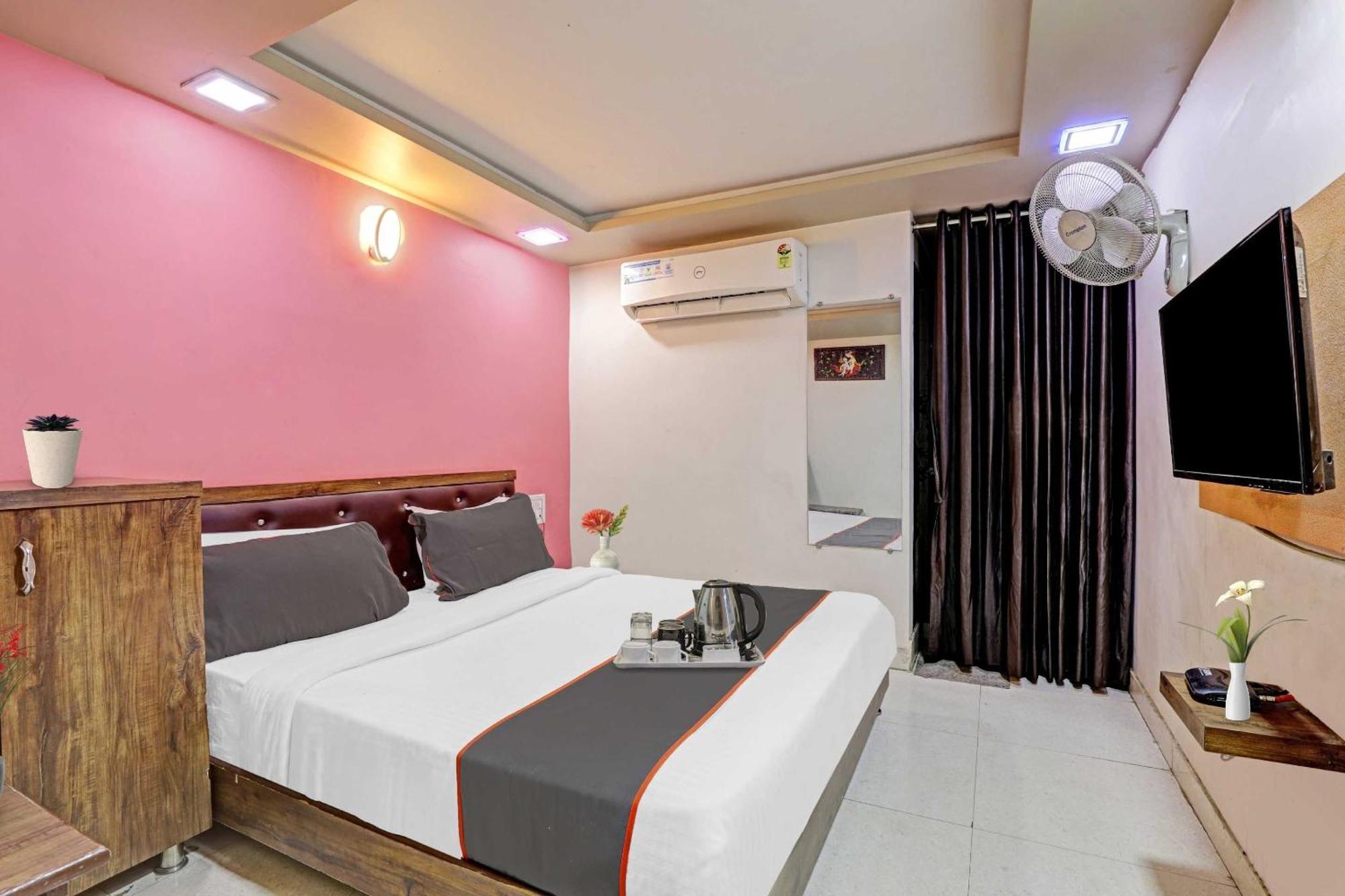 אחמדאבאד Hotel O Royal מראה חיצוני תמונה