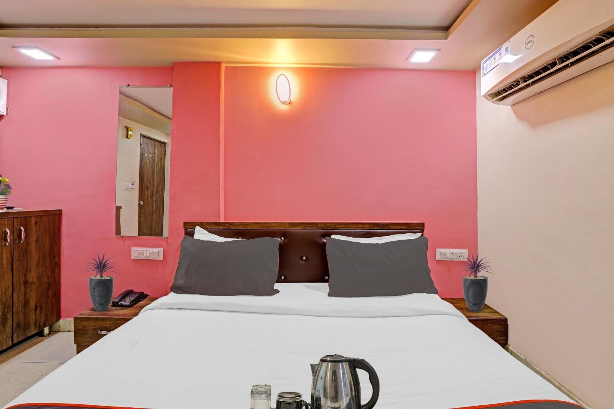 אחמדאבאד Hotel O Royal מראה חיצוני תמונה
