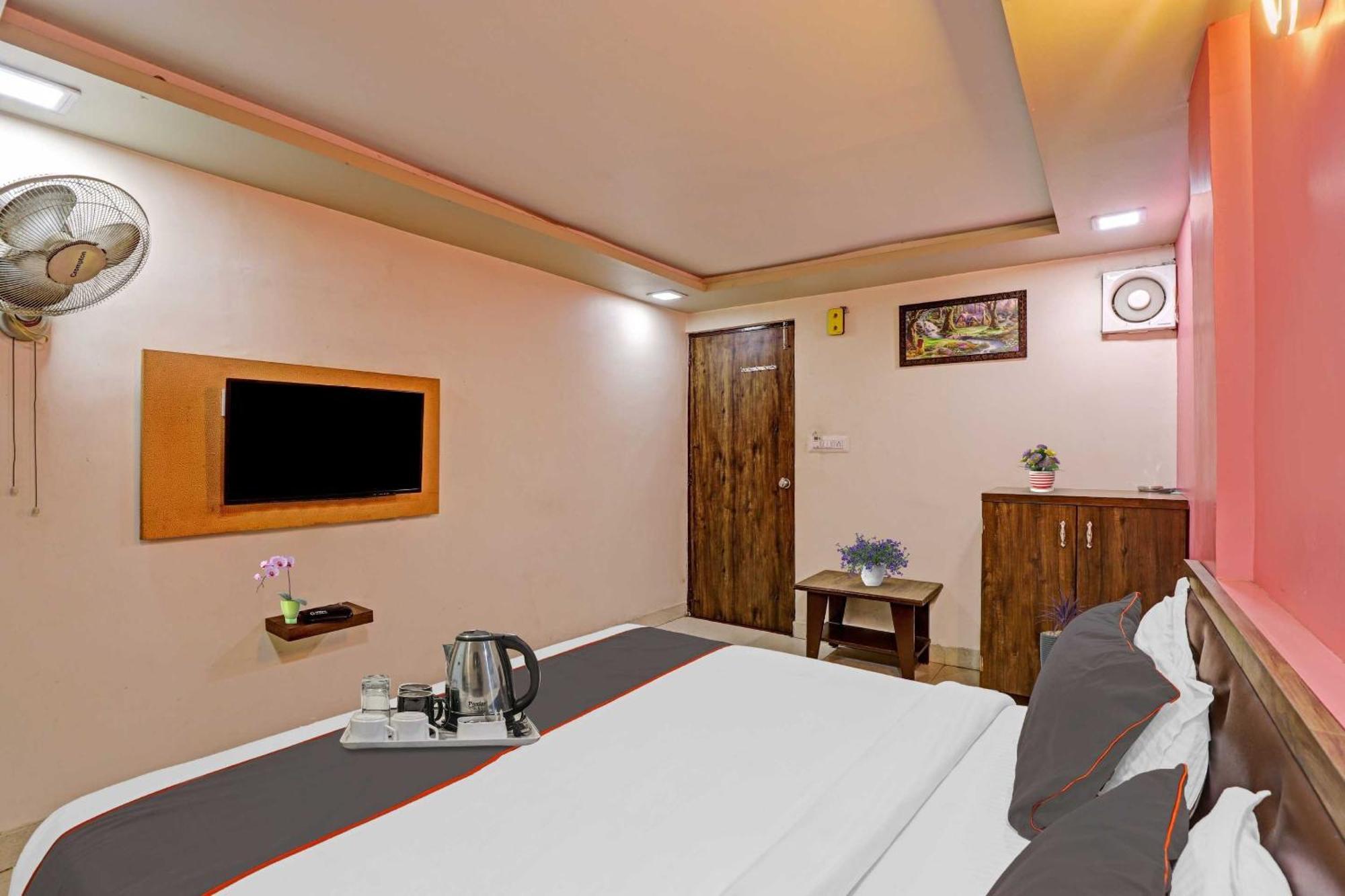 אחמדאבאד Hotel O Royal מראה חיצוני תמונה