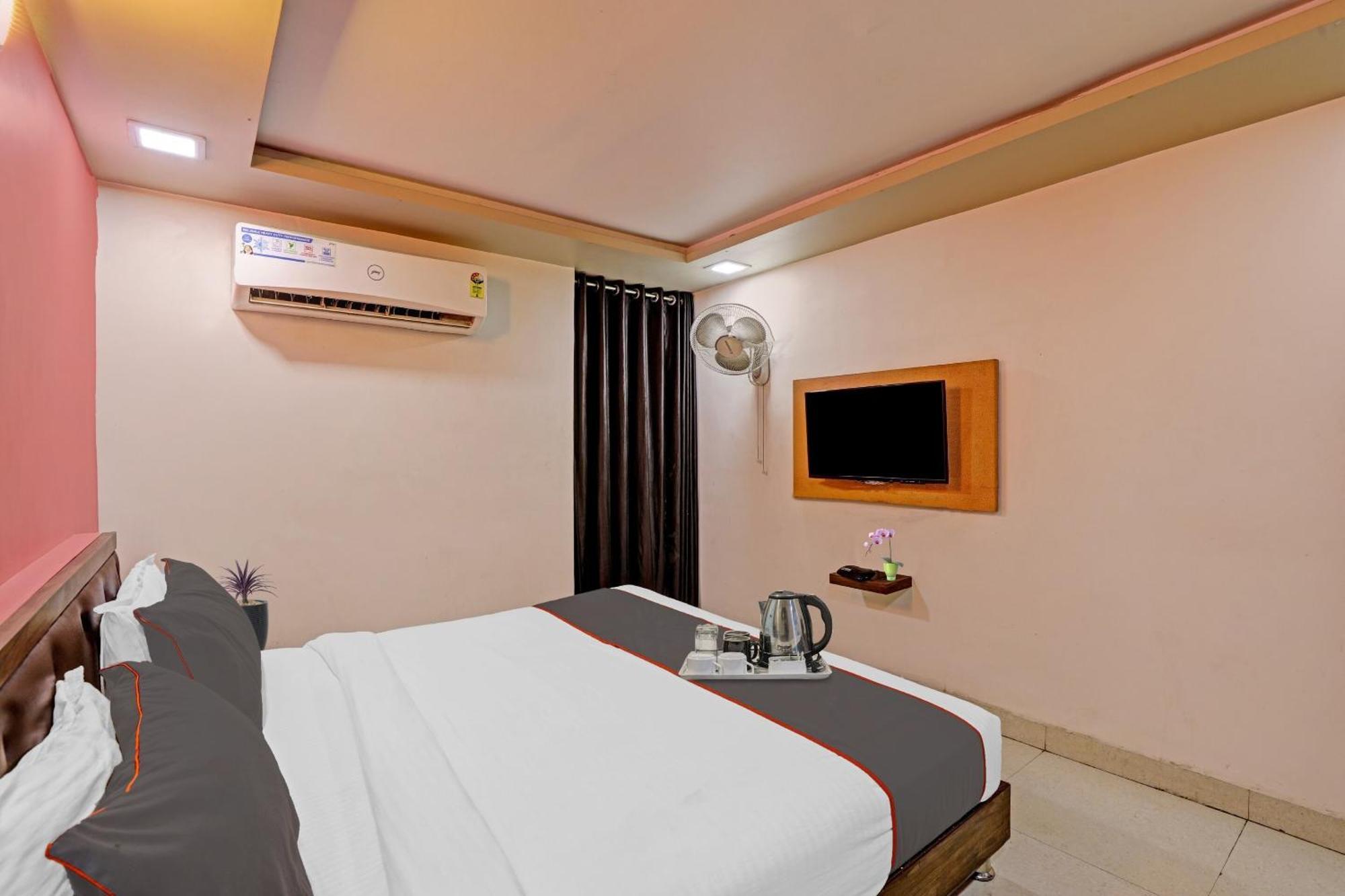 אחמדאבאד Hotel O Royal מראה חיצוני תמונה
