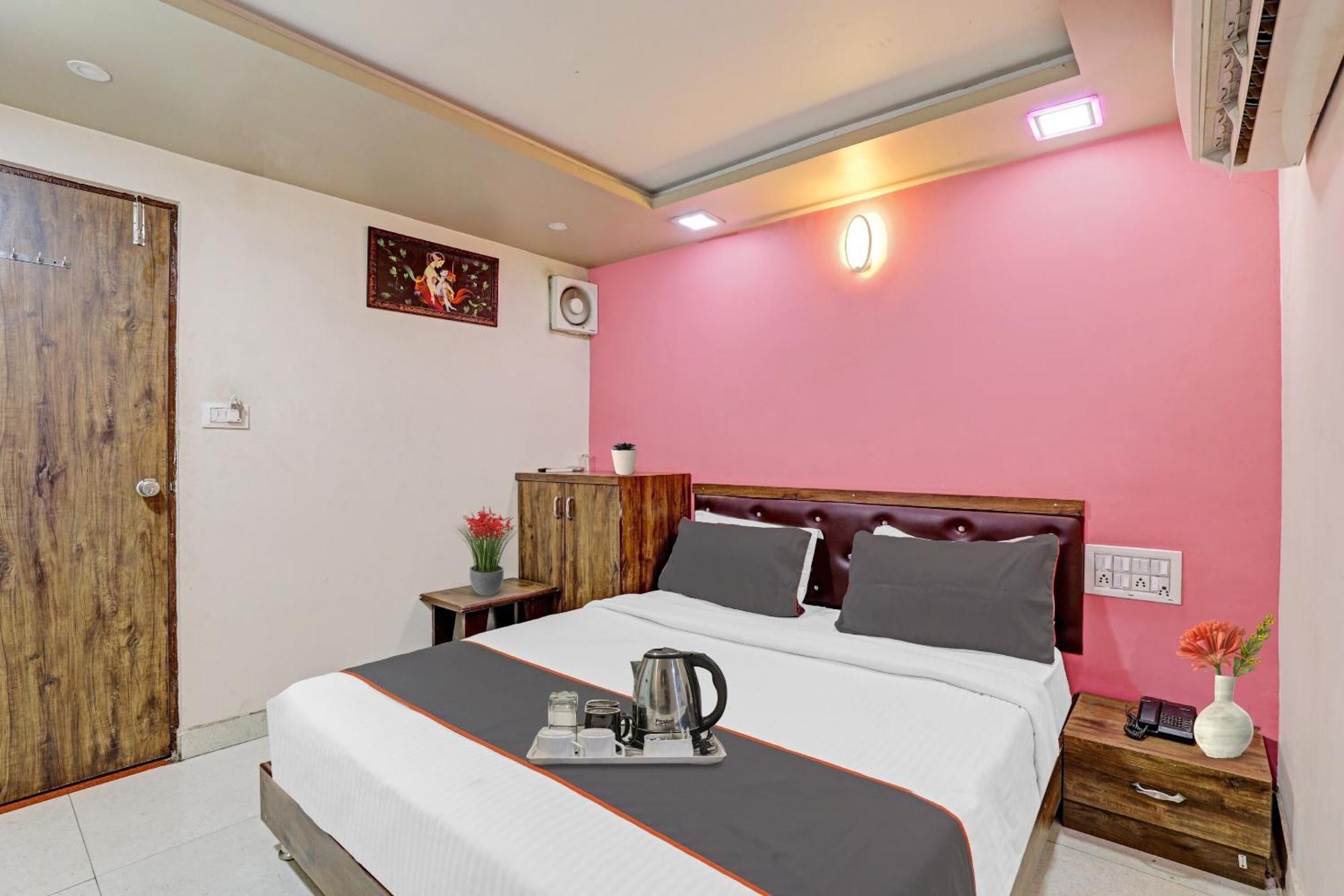 אחמדאבאד Hotel O Royal מראה חיצוני תמונה